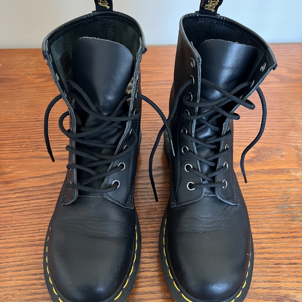 Women’s Doc Martens 1860 Black Leather Lace-up Boots sz 9 - Picture 2 of 4